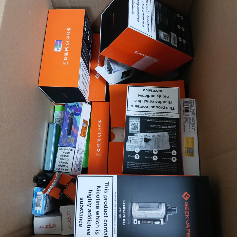 APPROXIMATELY 20 VAPES, E-CIGARETTES & ACCESSORIES TO INCLUDE - VOOPOO DRAG H40 - VAPORESSO XROS PRO - GEEKVAPE WENAX Q PRO - ETC