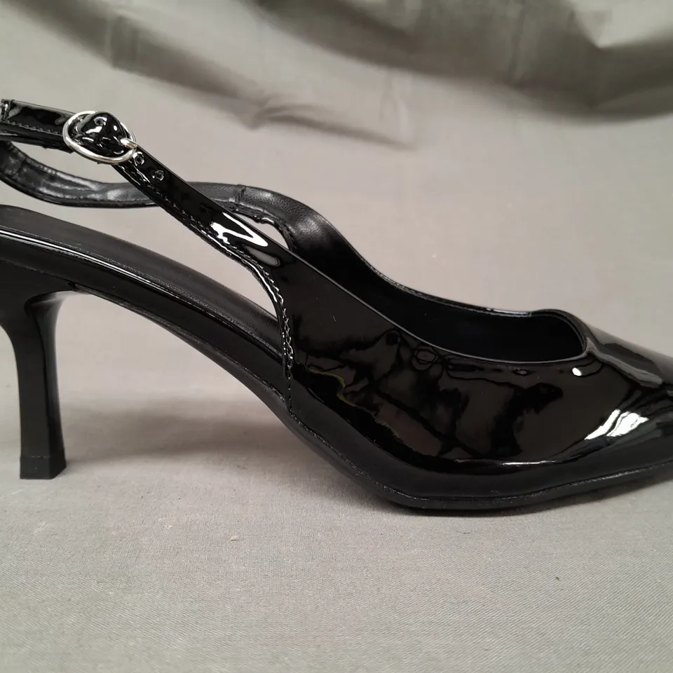 BOXED PAIR OF DESIGNER POINTED TOE MID HEEL SHOES IN GLOSSY BLACK EU SIZE 39