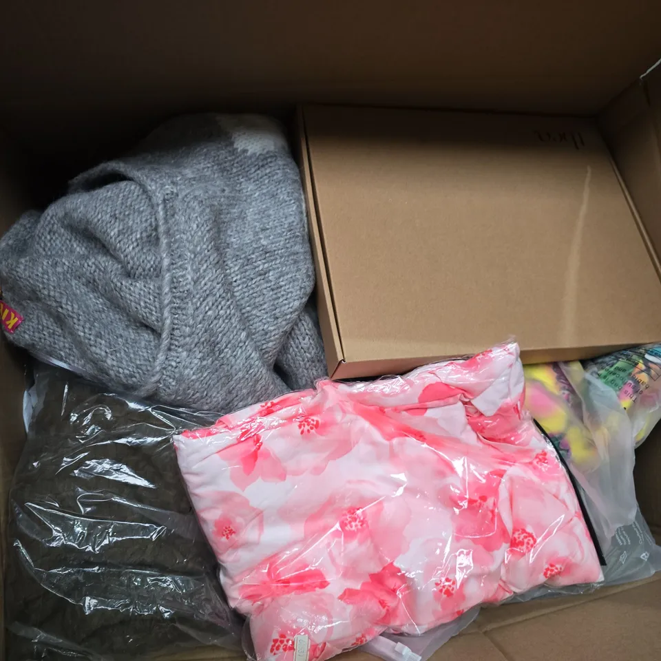 APPROXIMATELY 30 ASSORTED CLOTHING ITEMS IN VARIOUS SIZES, STYLES & COLOURS TO INCLUDE BRANDS SUCH AS TBCO, THREADBARE, MATEIN, ETC - COLLECTION ONLY