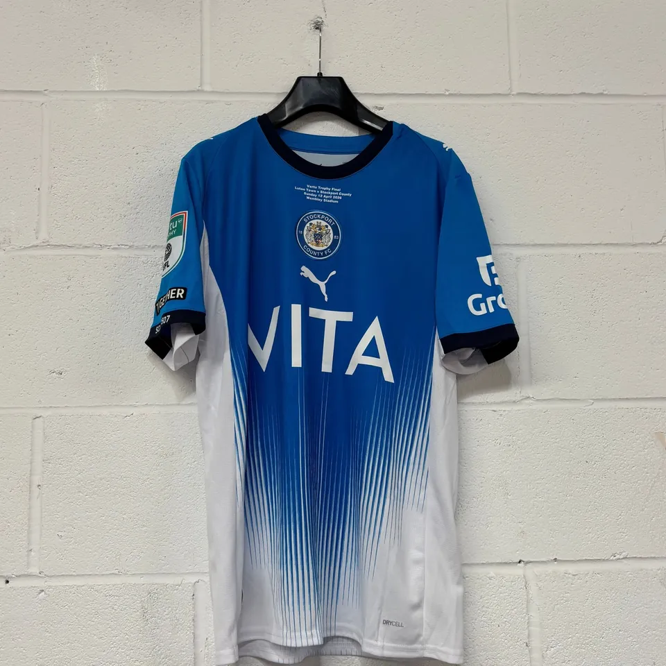 STOCKPORT COUNTY F.C VERTU TROPHY FINALS MATCH WORN HOME SHIRT IN BLUE/WHITE - EU M / BEN OSBOURNE #23