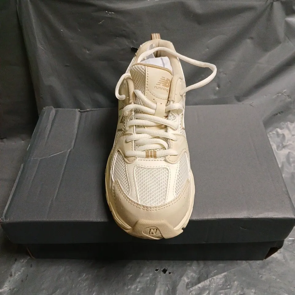 BOXED PAIR OF NEW BALANCE ABSORB 530 TRAINERS - 4