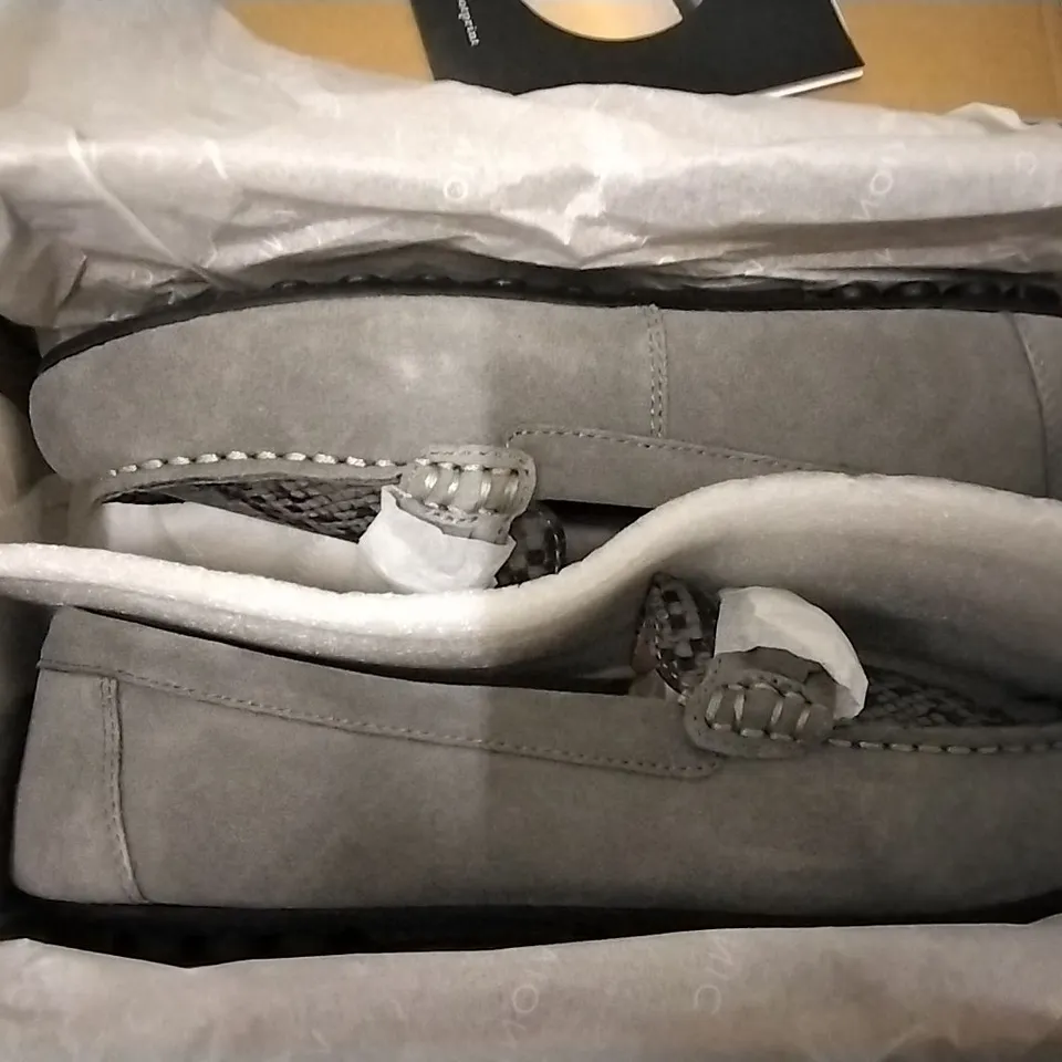 3 SHOE BOXES OF SHOES INCLUDING 2 × VIONIC HONOR DAYNA GREY LOAFERS SIZE 5.5, DUNE BLACK-REP LEATHER DETAILED FLATFORM SANDLE