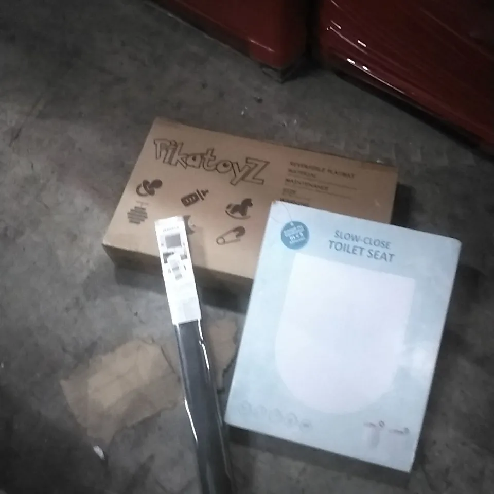 PALLET OF ASSORTED ITEMS INCLUDING- TOILET SEAT, WINDOW ROLLER,REVERSIBLE PLAYMAT 