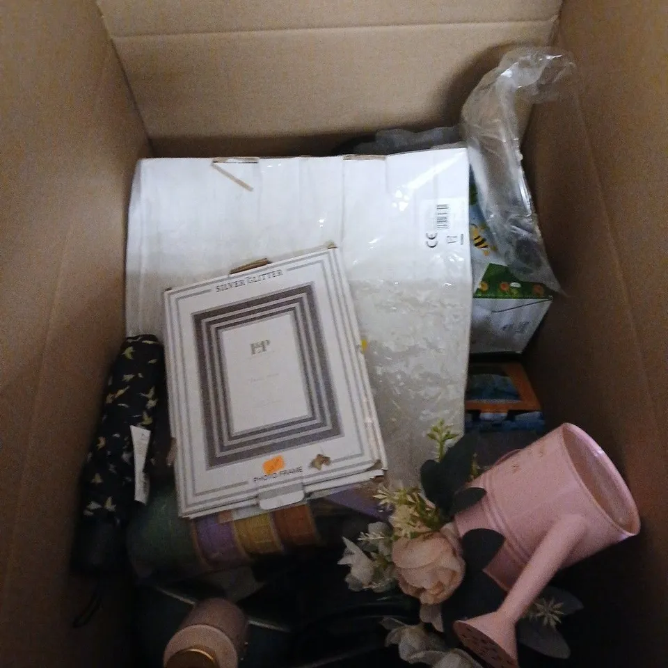 BOX OF APPROXIMATELY 20 ASSORTED HOUSEHOLD ITEMS TO INCLUDE CAKE TINS, MUM IN A MILLION FLOWERS IN WATER JUG ORNAMENT, UMBRELLA, HER LADYSHIP KEY RING, FRAME ETC