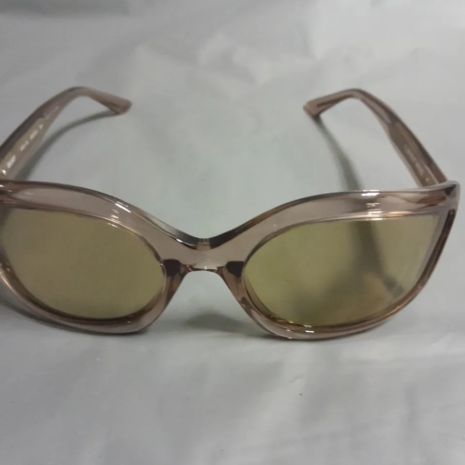 QUAY SMOKY CLEAR GLASSES IN POUCH