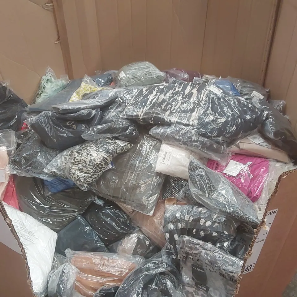 PALLET CONTAINING APPROXIMATELY 500x BRAND NEW ASSORTED DESIGNER CLOTHING ITEMS INCLUDING: JD WILLIAMS TOP, SIMPLY BE BATHING SUIT, DRESSES ECT
