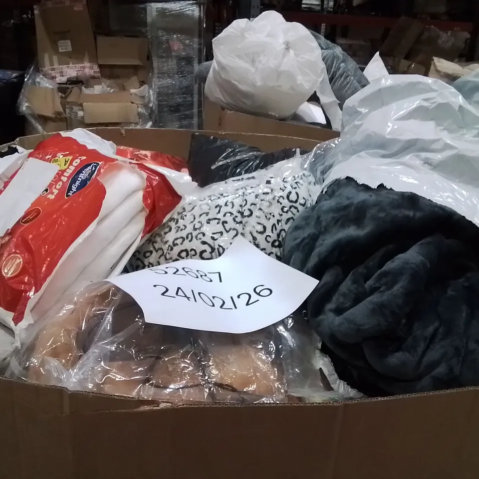 PALLET CONTAINING A VERY LARGE QUANTITY OF HEATED BLANKETS,UNDERBLANKETS