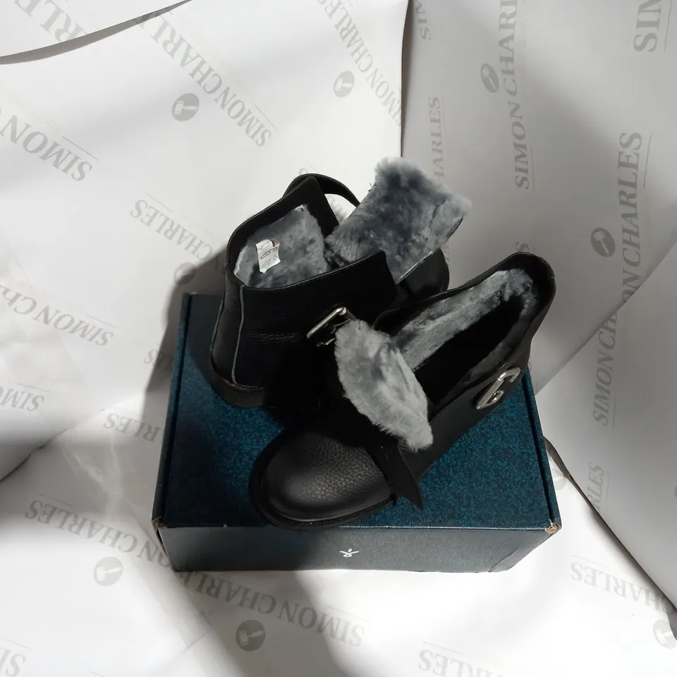 BOXED PAIR OF EMU BLACK LINED ANKLE BOOTS  - SIZE 4