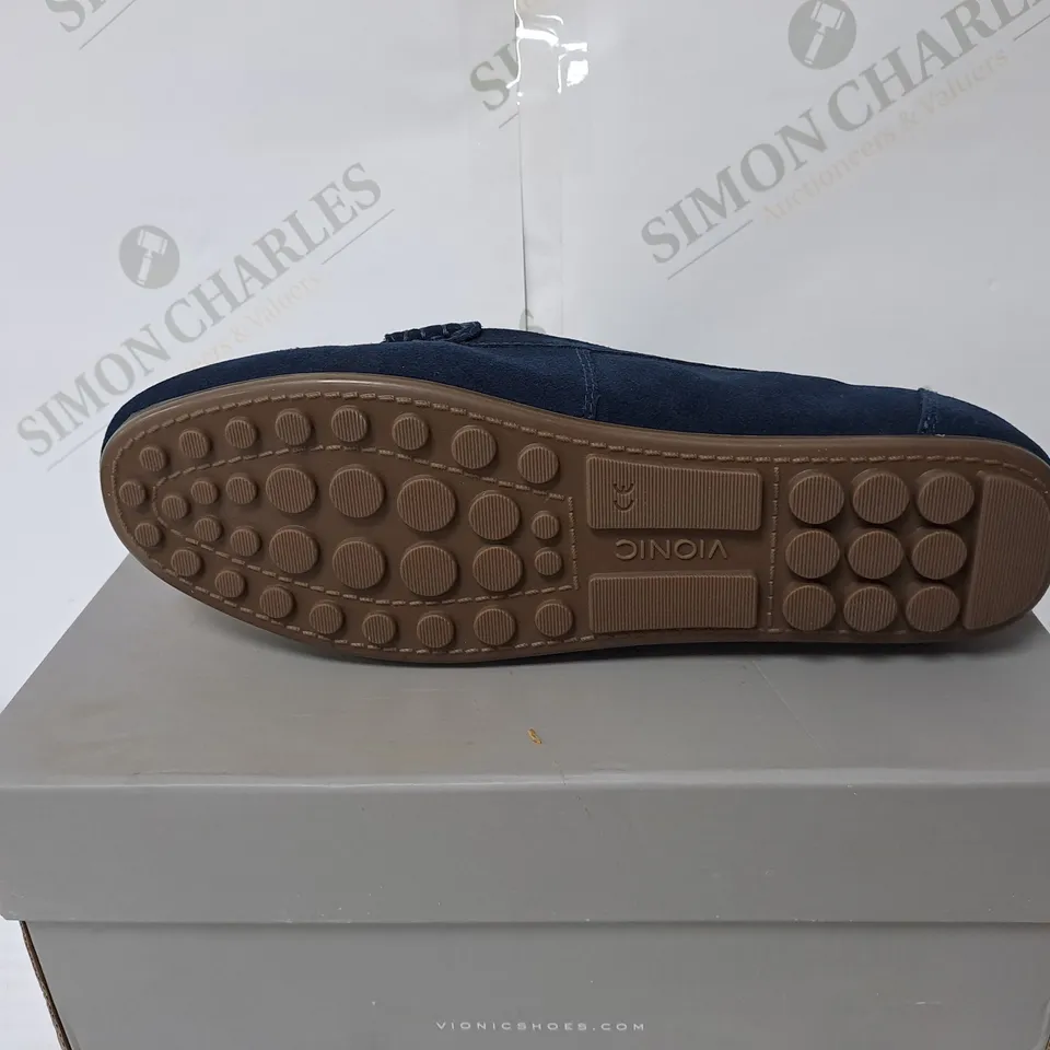 BOXED PAIR OF VIONIC WOMEN'S HONOR DAYNA SHOES - NAVY // SIZE: 7 UK