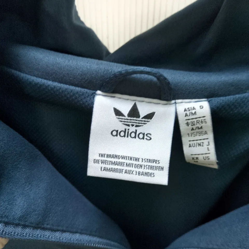 ADIDAS NAVY BLUE HOODED JACKET WITH THREE STRIPES – MEN'S UK M