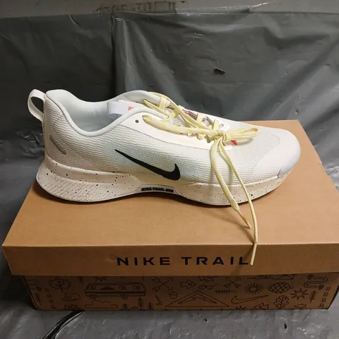 BOXED PAIR OF NIKE JUNIPER TRAIL 3 TRAINERS - 7.5