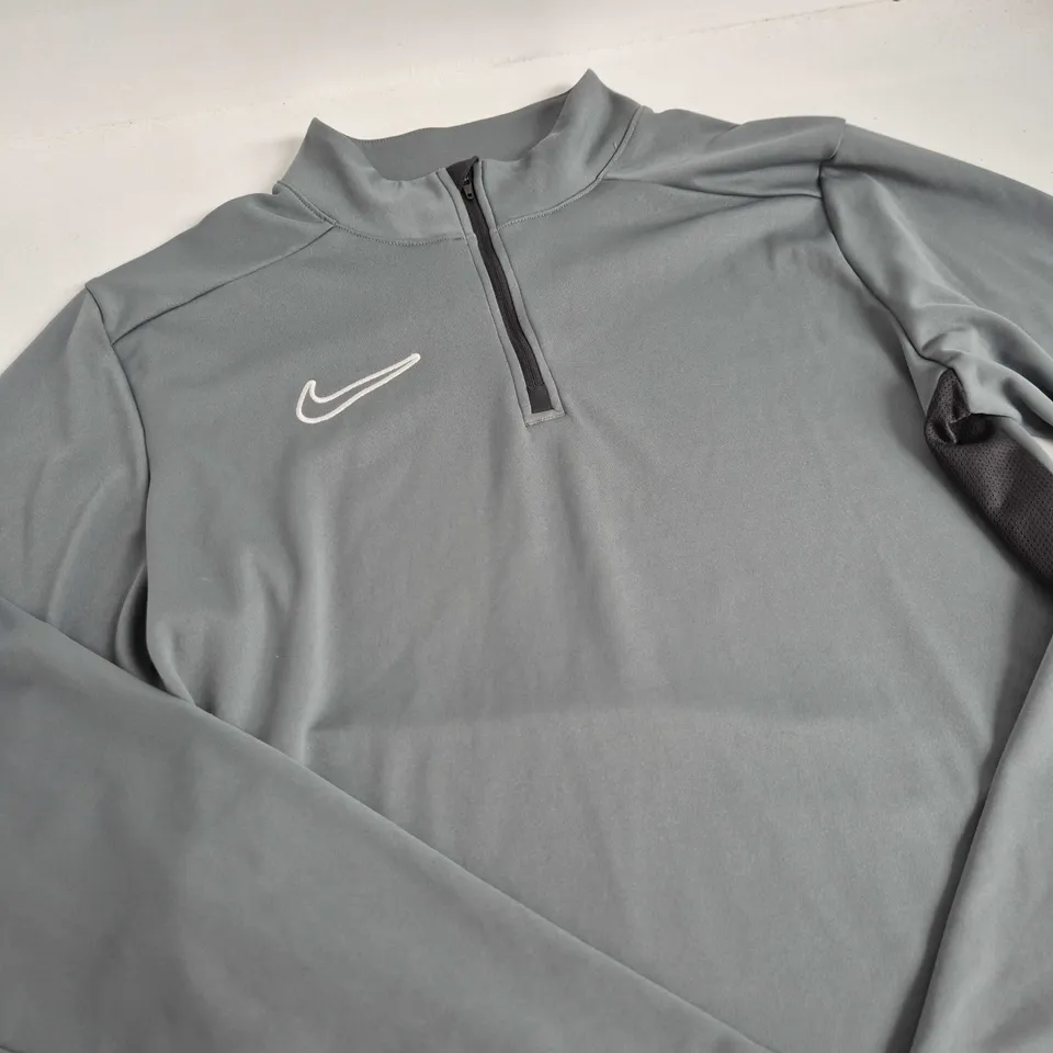NIKE GREY QUARTER-ZIP TRAINING TOP – LONG SLEEVE - SIZE M