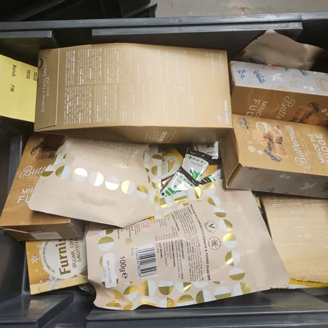 TOTE OF APPROXIMATELY 11 ASSORTED FOOD AND DRINK ITEMS TO INCLUDE GINGERBREAD , BUTTERMILK MINCE PIE FUDGE , ETC 