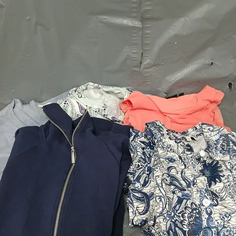APPROXIMATELY 30 ASSORTED CLOTHING ITEMS IN VARIOUS STYLES, SIZES & COLOURS TO INCLUDE JACKET, DRESS, SHIRT, ETC