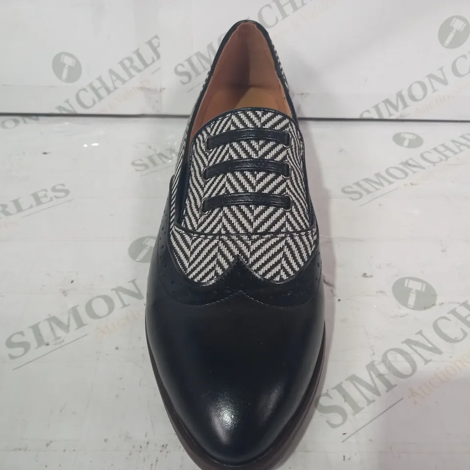 PAIR OF DESIGNER LOW HEEL SLIP-ON SHOES IN BLACK/WHITE EU SIZE 43