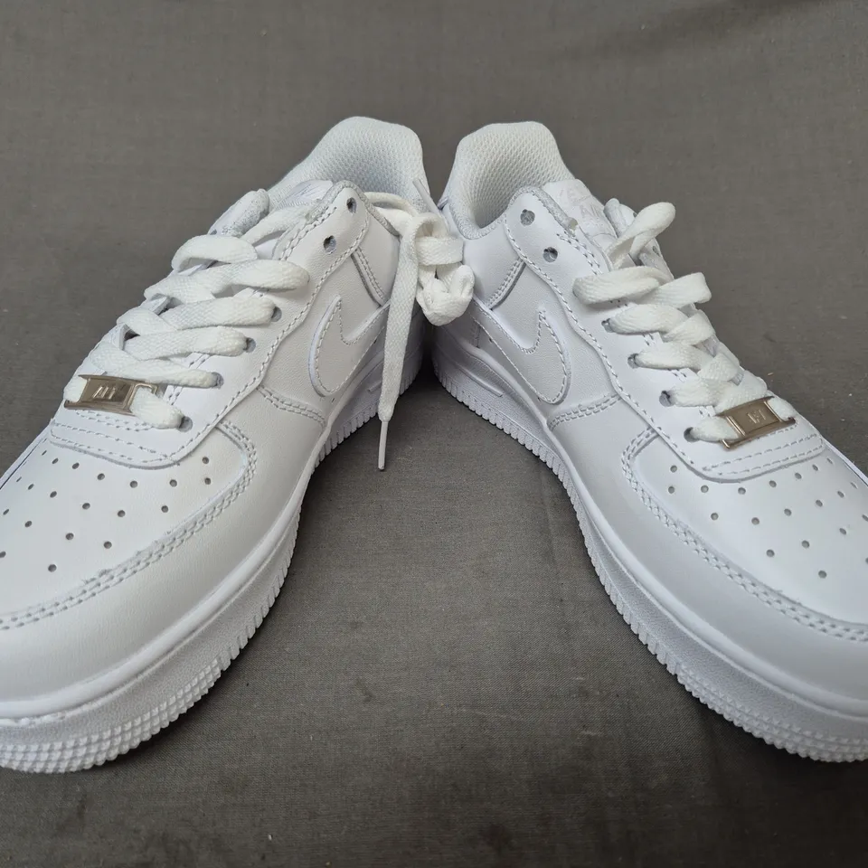 BOXED PAIR OF NIKE AIR FORCE 1 '07 SHOES IN WHITE UK SIZE 3.5