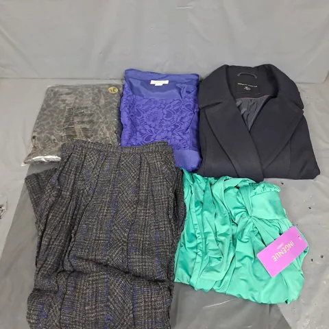 BOX OF APPROXIMATELY 5 ASSORTED CLOTHING AND FASHION ITEMS - VARIOUS COLOURS, SIZES AND STYLES