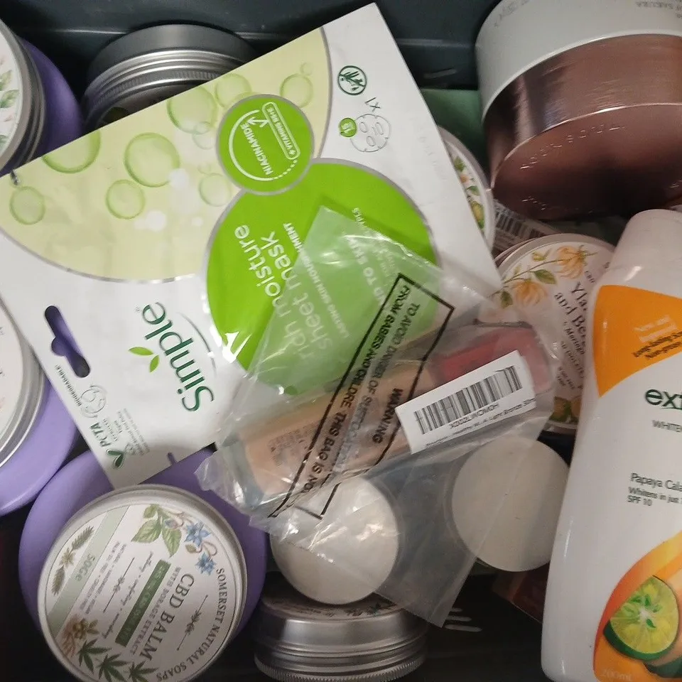APPROXIMATELY 12 ASSORTED COSMETIC ITEMS INCLUDING VARIOUS MAKES AND BRANDS - COLLECTION ONLY