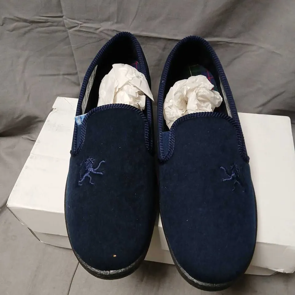 FRAZER NAVY MEMORY FOAM SLIPPERS – UK 13 (MEN’S) – BOXED