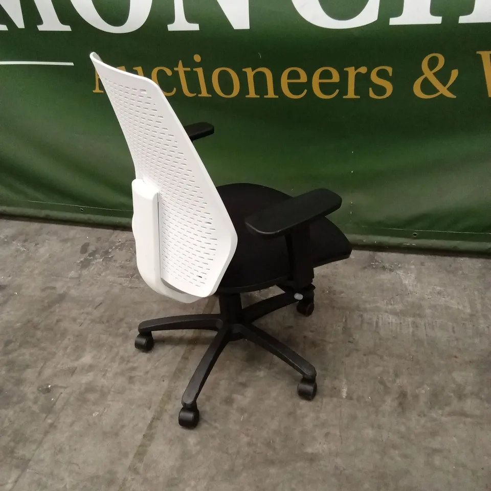 OFFICE CHAIR WITH PLASTIC BACK - BLACK/WHITE