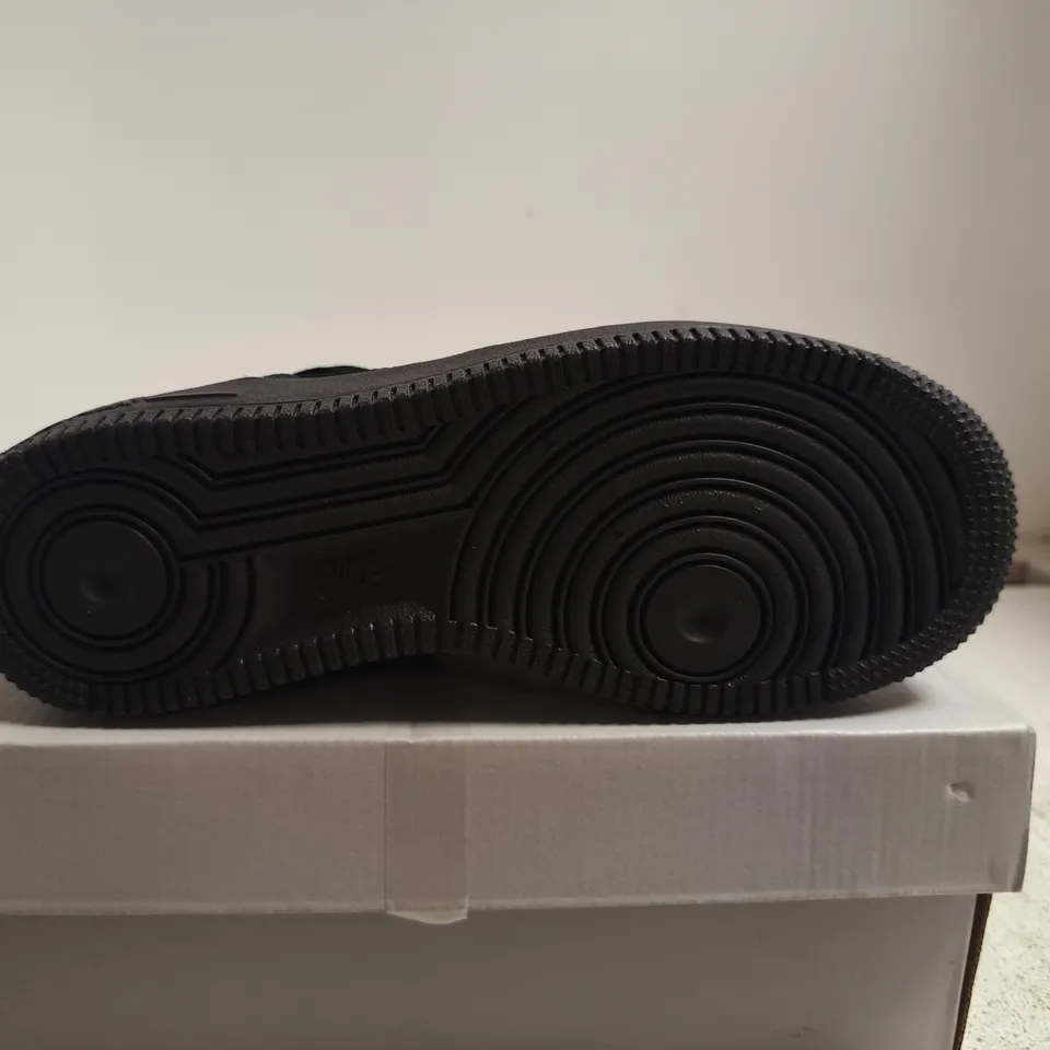 BOXED PAIR OF NIKE AIR FORCE 1 LE (GS) BLACK KIDS' TRAINERS – BOXED, UK 3.5