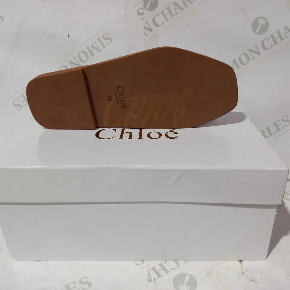 BOXED PAIR OF CHLOÉ SANDALS IN BROWN EU SIZE 39