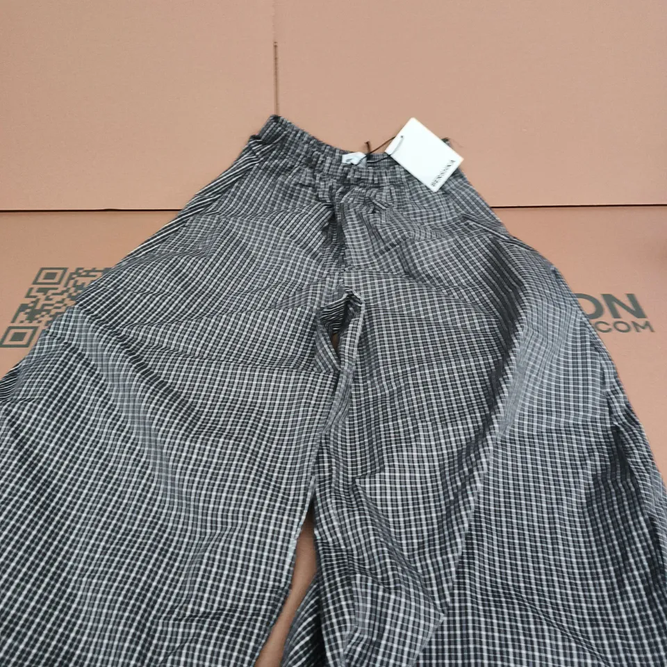 BERSHKA CHECK PANTS – GREY/WHITE MINI-CHECK - XXS 