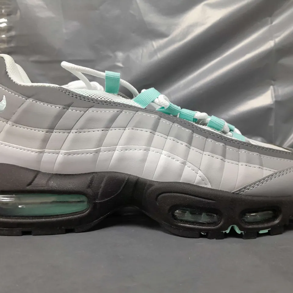 BOXED PAIR OF NIKE AIR MAX ESSENTIAL SHOES IN WHITE/GREY/CYAN UK SIZE 7.5