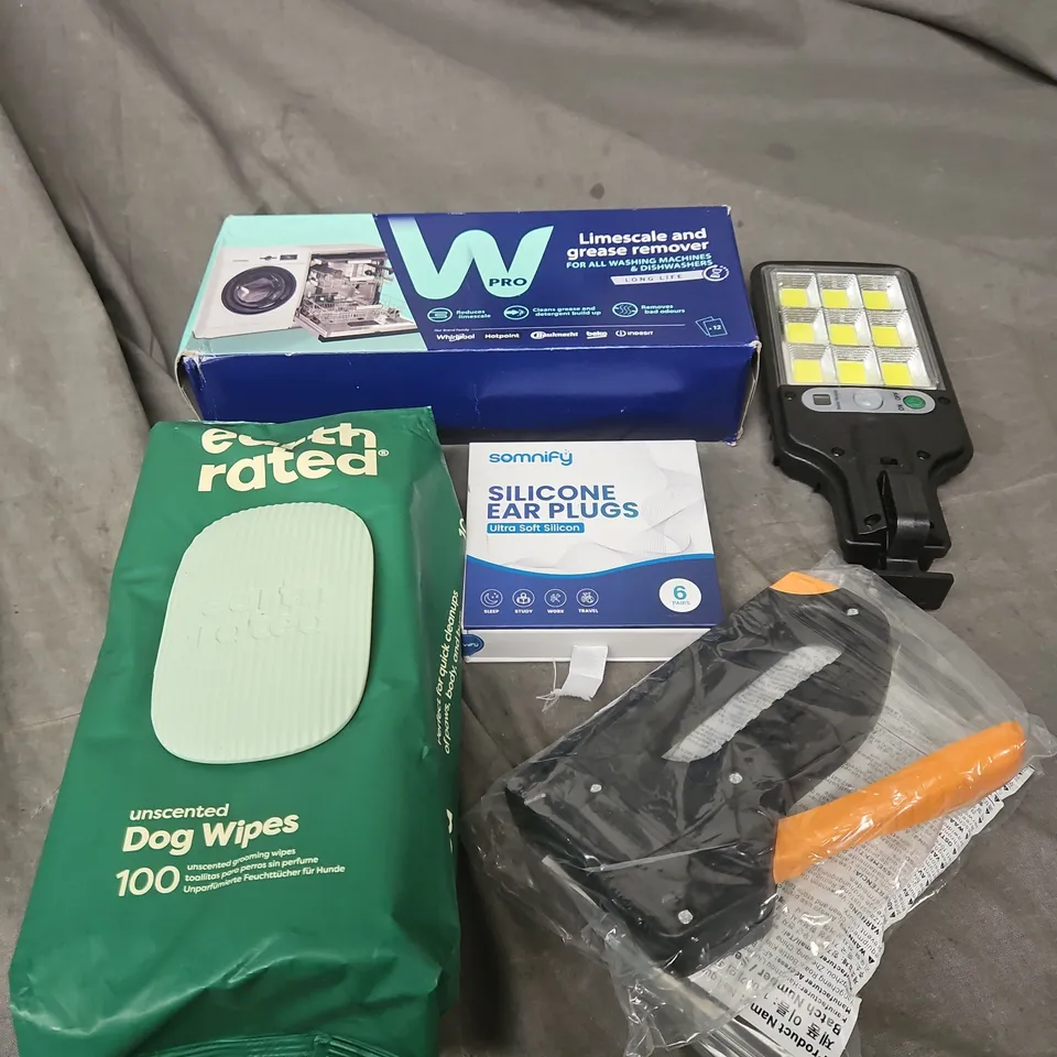 APPROXIMATELY 15 ASSORTED HOUSEHOLD ITEMS TO INCLUDE GREASE REMOVER, DOG WIPES, LED LIGHT ETC 