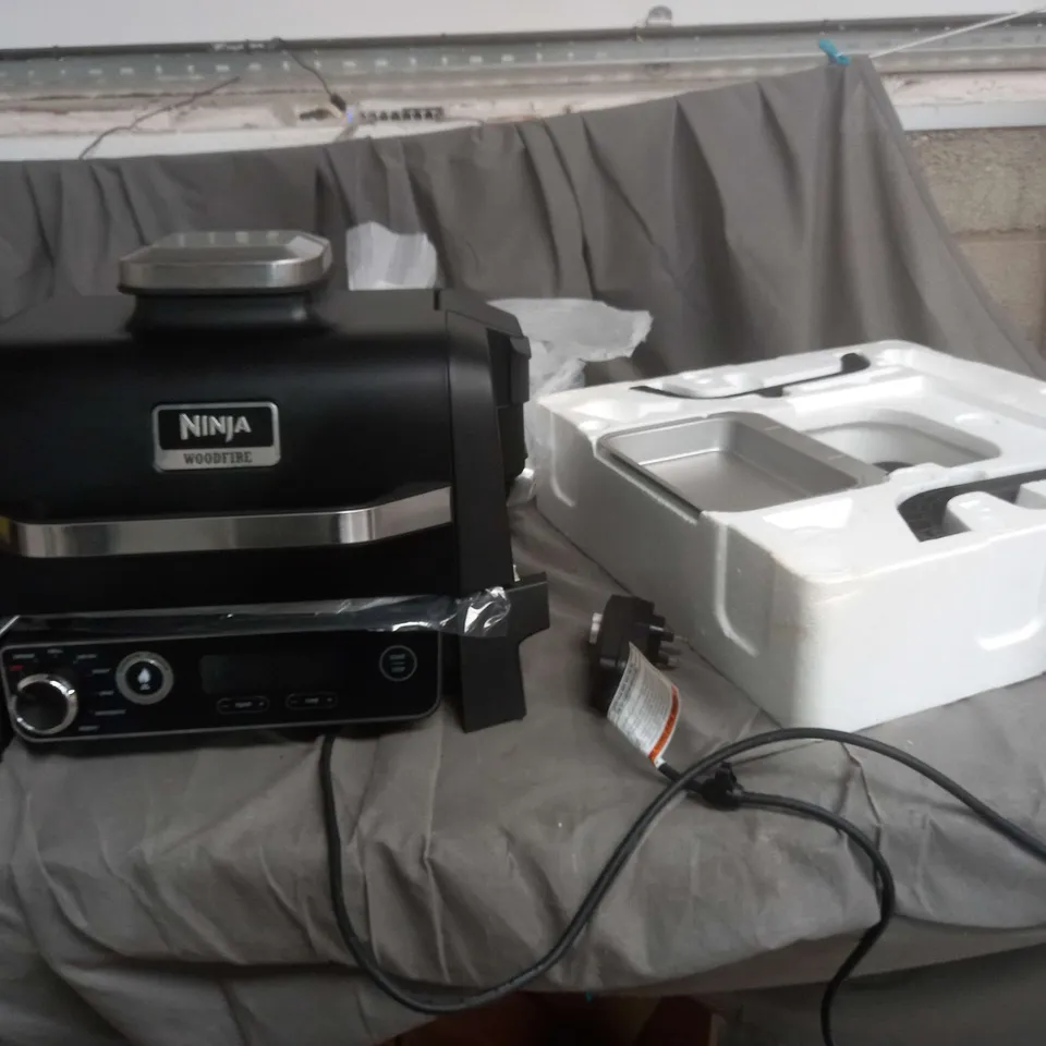BOXED NINJA WOODFIRE ELECTRIC BBQ GRILL & SMOKER OG701UKQ