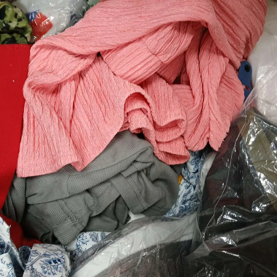 BOX OF APPROXIMATELY 15 ASSORTED HOUSEHOLD AND CLOTHING/FASHION ITEMS IN VARIOUS COLOURS, STYLES, AND SIZES - COLLECTION ONLY