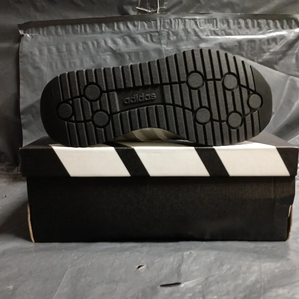 BOXED PAIR OF ADIDAS RUN 70S 2.0 J SHOES IN WHITE/SILVER SIZE UK 3