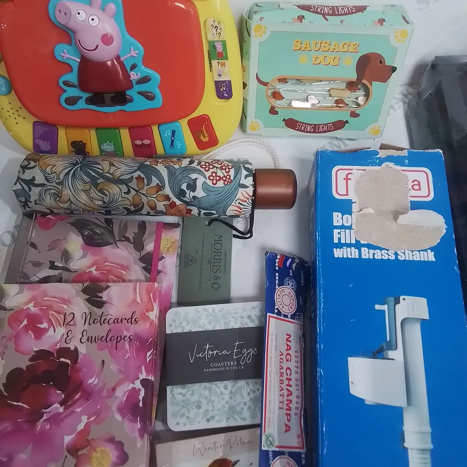 LOT OF ASSORTED HOUSEHOLD ITEMS TO INCLUDE 5MP IR CAMERA, BICYCLE PEDALS, MORRIS & CO UMBRELLA AND CATH BIDSTON SCENTED CANDLE