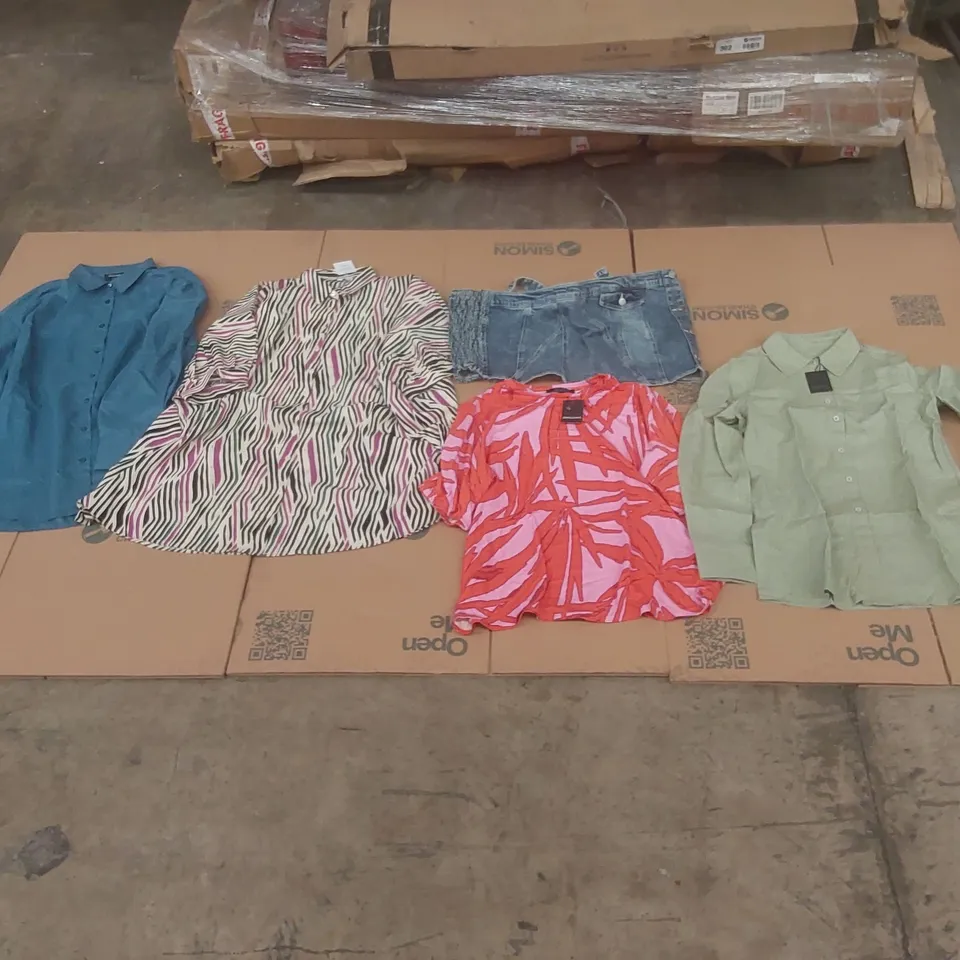 PALLET CONTAINING APPROXIMATELY 600x BRAND NEW ASSORTED DESIGNER CLOTHING ITEMS INCLUDING: ANTHOLOGY SHIRT, JD WILLIAMS TOPS, SIMPLY BE SKIRT ECT