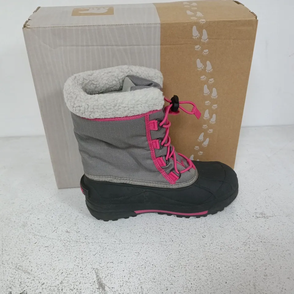 BOXED PAIR OF SOREL YOUTH CUMBERLAND 2 BOOTS IN LIGHT GREY/PINK - UK 4.5