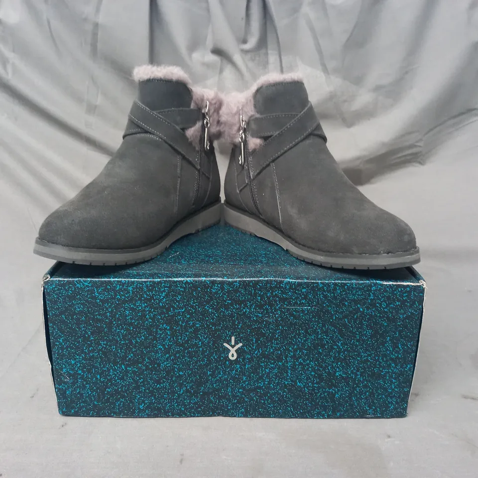 BOXED PAIR OF EMU AUSTRALIA SUEDE ANKLE BOOTS IN GREY SIZE 5