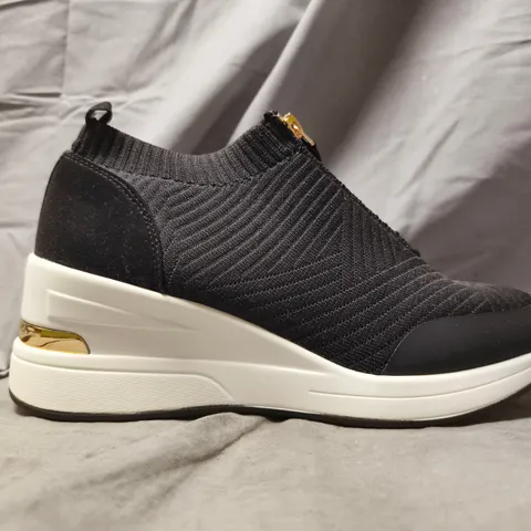 BOXED PAIR OF UNBRANDED FRONT ZIP WEDGE SHOES IN BLACK SIZE UK 5