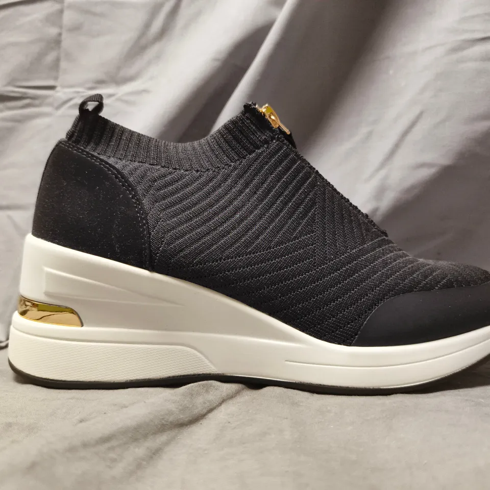 BOXED PAIR OF UNBRANDED FRONT ZIP WEDGE SHOES IN BLACK SIZE UK 5