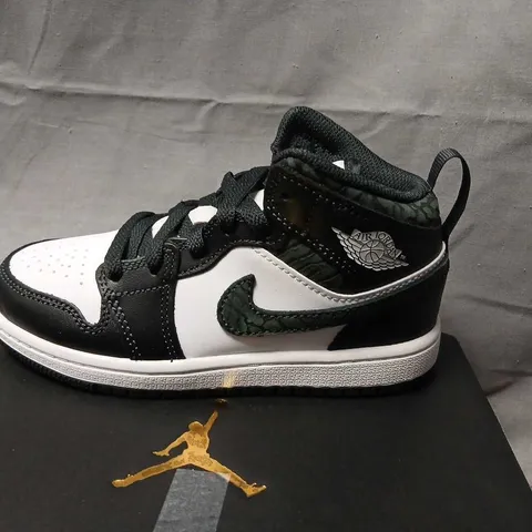  NIKE AIR JORDAN 1 MID SE PRESCHOOL SNEAKERS - BLACK/WHITE UK 11.5