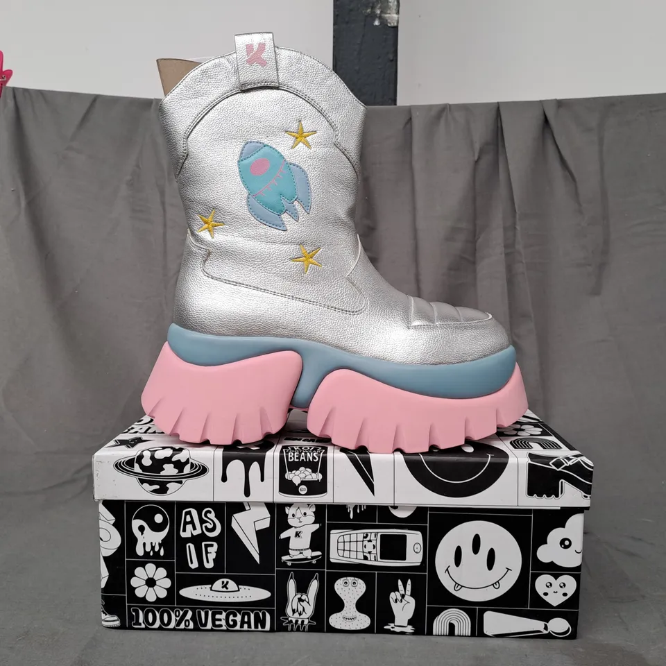 BOXED PAIR OF KOI VEGAN A FAIRYTALE GALAXY SPACE BOOTS IN SILVER/BLUE/PINK UK SIZE 6