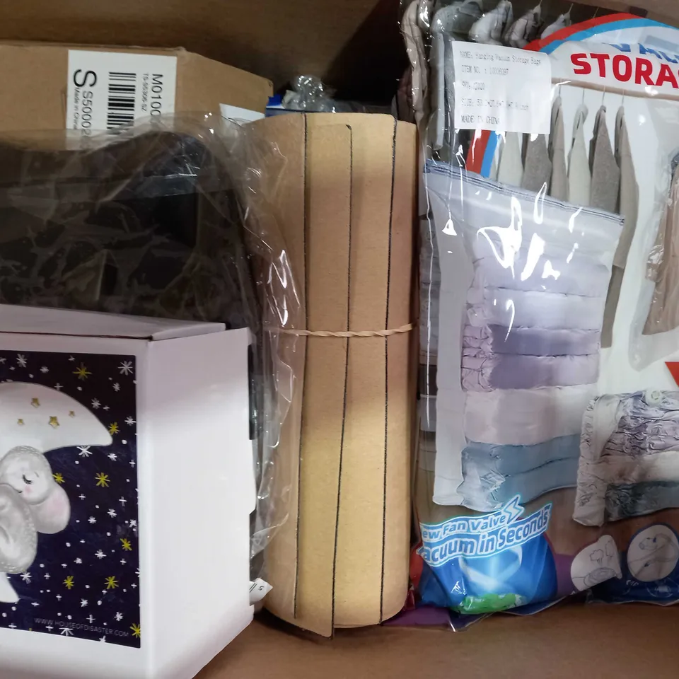 BOX OF APPROXIMATELY 10 ASSORTED HOUSEHOLD ITEMS TO INCLUDE WOODEN DOLLY PEGS, PLEDGE FLUFFY DUSTER, ELPINE 4 GANG EXTENSION LEAD, ETC