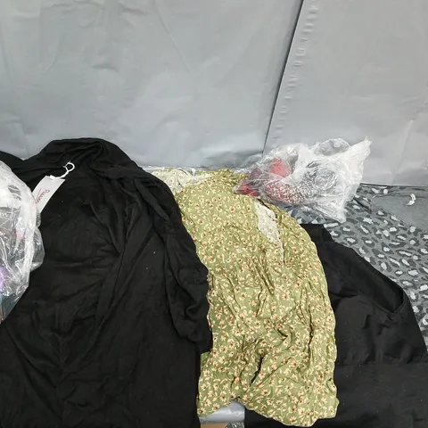 APPROXIMATELY 40 ASSORTED CLOTHING ITEMS IN VARIOUS SIZES TO INCLUDE DRESSES, TOPS, SWEATERS, ETC - COLLECTION ONLY