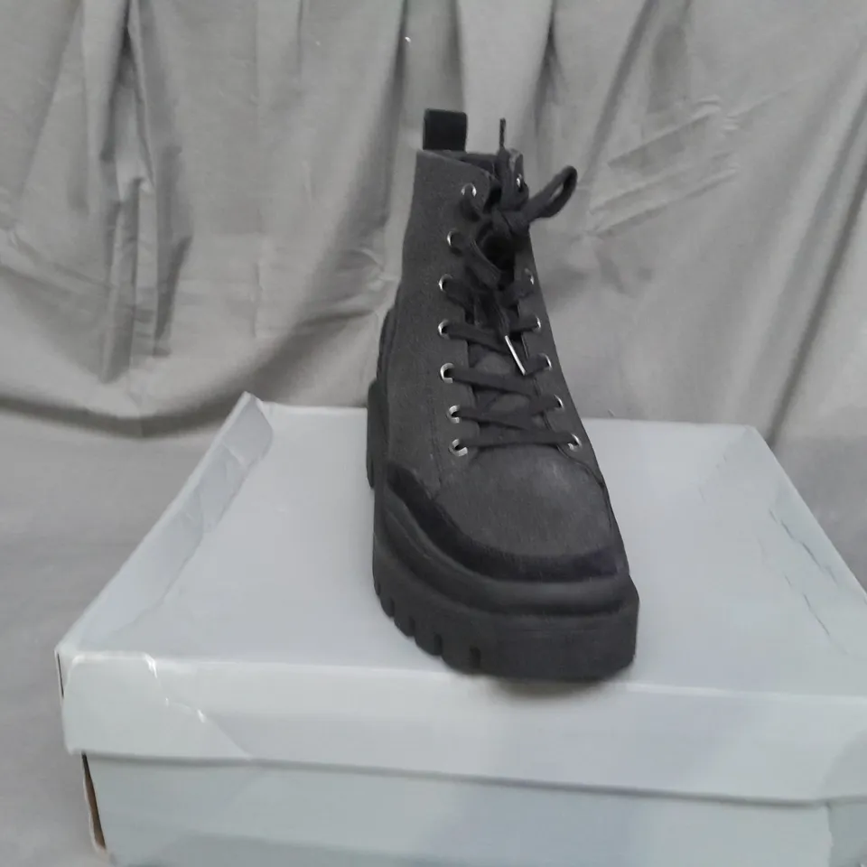 BOXED PAIR OF VIONIC ASPEN MILLIE LACE UP HIKER BOOTS IN BLACK SIZE 7 