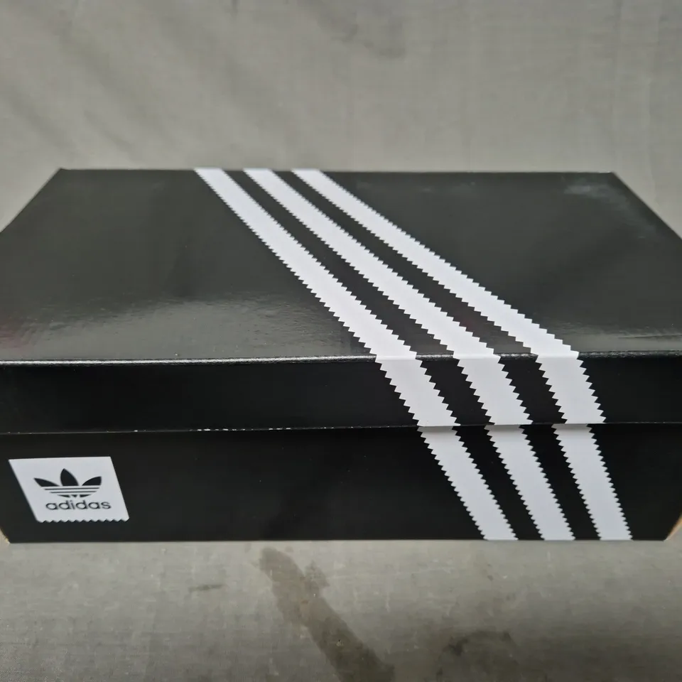 BRAND NEW BOXED PAIR OF ADIDAS 3MC SLIP-ON SHOES IN WHITE UK SIZE 10.5