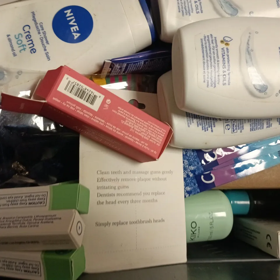 APPROXIMATELY 20 ASSORTED COSMETIC ITEMS TO INCLUDE HAIR BURST, L'ORÉAL, ETC - COLLECTION ONLY