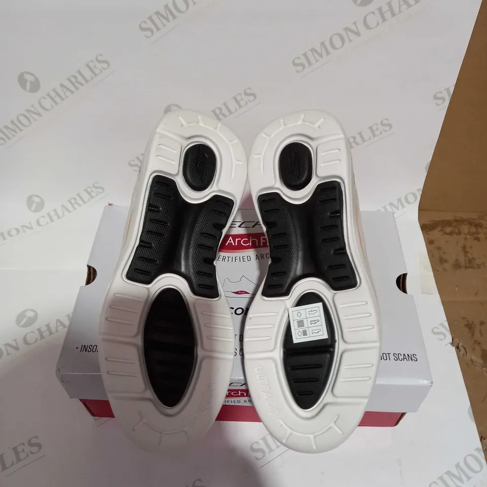 SKETCHERS GO WALK ARC SHOES - SIZE 4