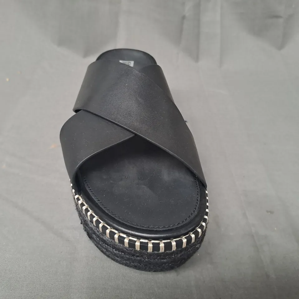 PAIR OF FITFLOP PLATFORM WEDGE OPEN TOE CROSS-STRAP SANDALS IN BLACK UK SIZE 6