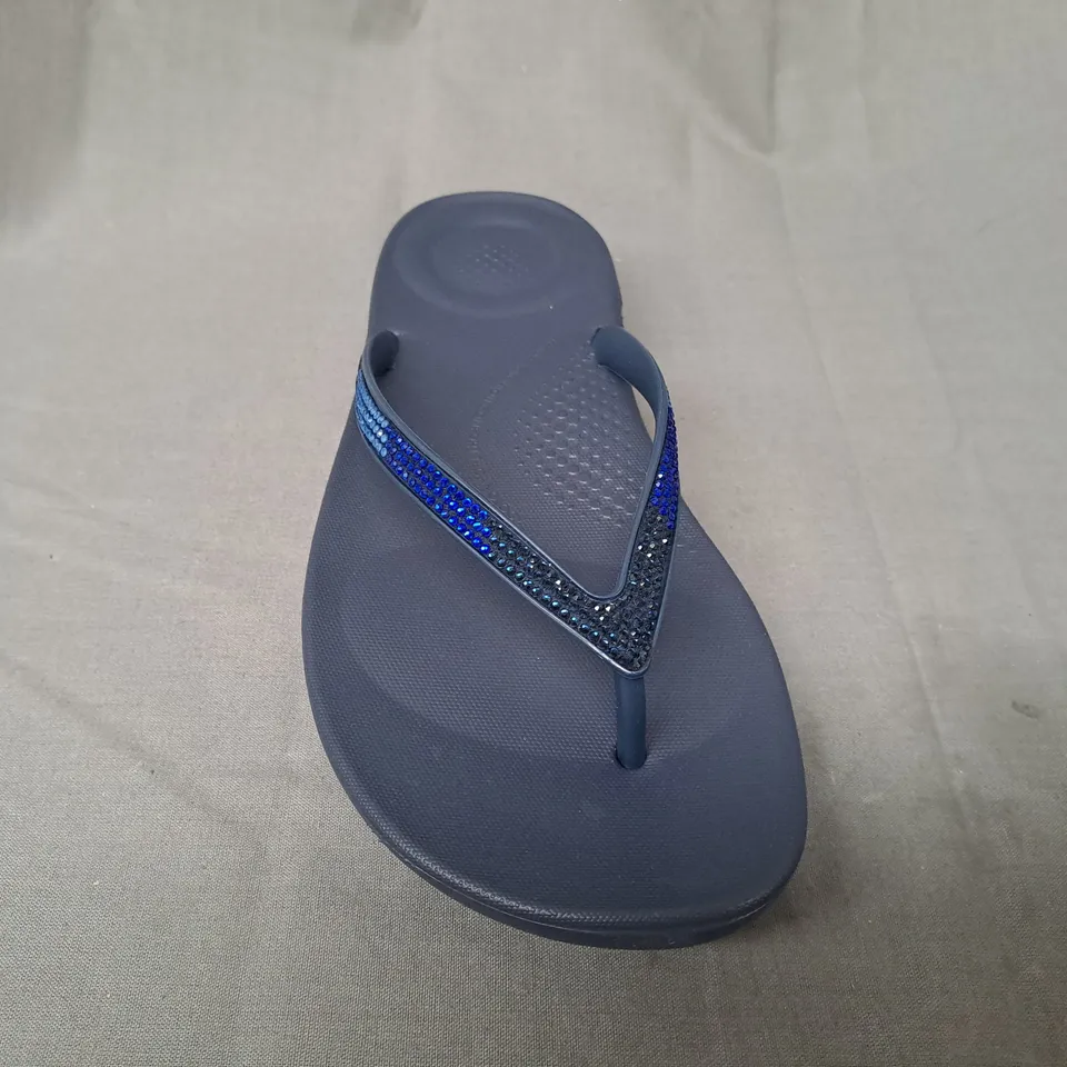 BOXED PAIR OF FITFLOP IQUSHION OMBRE SPARKLE FLIP-FLOPS IN NAVY UK SIZE 5