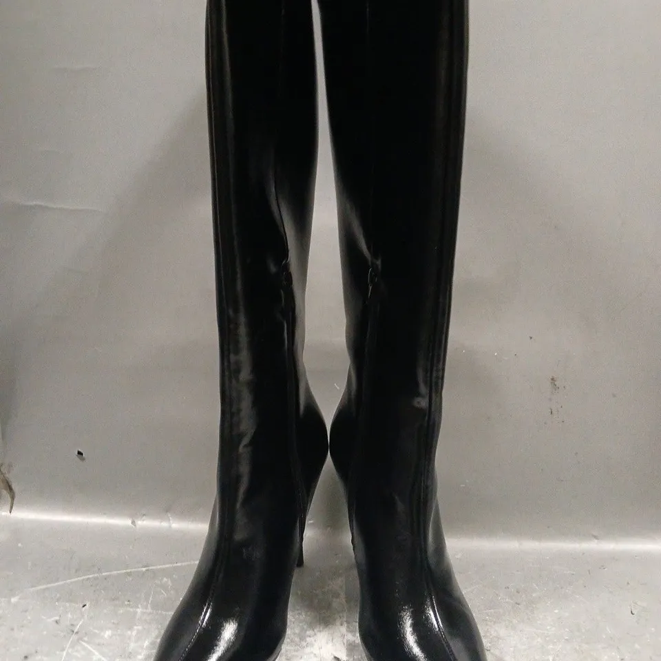 BOXED PAIR OF PRETTY LITTLE THING POINTED TOE STILETTO HEEL KNEE-HIGH BOOTS IN BLACK SIZE UK 7