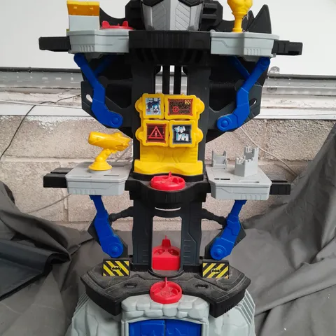 IMAGINEXT DC SUPER FRIENDS TRANSFORMING BATCAVE